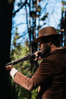 Un hombre tras un rifle